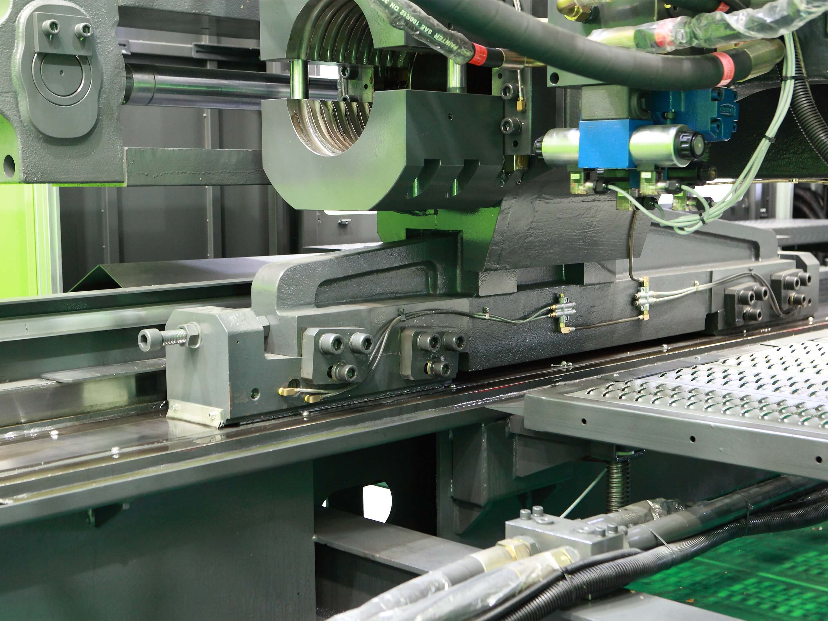 Auto bumper molding automation solution